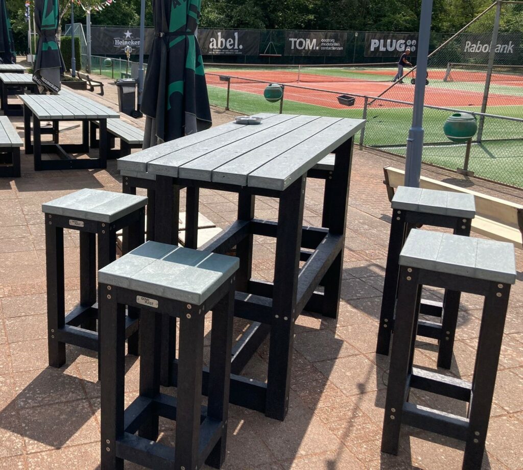 Kunststof parkbanken Bonn geplaatst bij VV SGV Schildwolde 5 Complete set van 4 krukken en een tafel. Leverbaar in diverse kleuren. Geen onderhoud, geen rot en geen splintervorming.